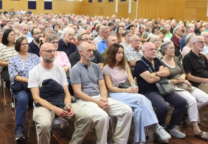 Foto: gus
Es ist nahezu unmöglich, die Stadthalle mit öffentlichen Veranstaltungen zu kommunalen Themen zu füllen. Beim Thema Fluglärm, kann man aus den voll besetzten Stuhlreihen vergangene Woche ablesen, ist das noch immer anders.