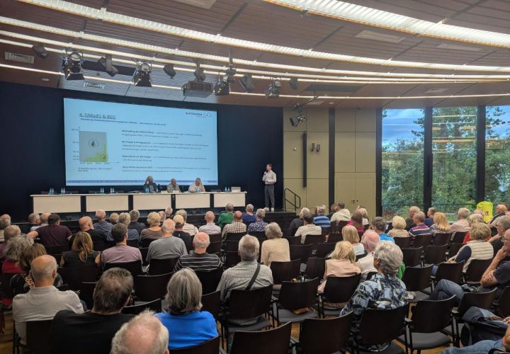 Foto: mpk
Rappelvoll war die Stadthalle am vergangenen Donnerstagabend zwar nicht, aber es interessierten sich doch zahlreiche Bürgerinnen und Bürger für das Thema Kommunale Wärmeplanung.