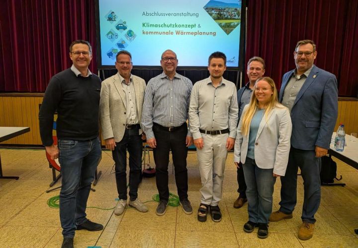 Foto: Gemeinde
V.l.n.r.: Florian Bienias von der Syna GmbH, Alexander Feist, Vorsitzender der Gemeindevertretung, Markus Lämmer von der LEA, Georg Hiltl von der Syna GmbH, der Erste Beigeordnete Martin Mohr, Klimaschutzmanagerin Melanie Laier und Bürgermeister Christian Seitz.
