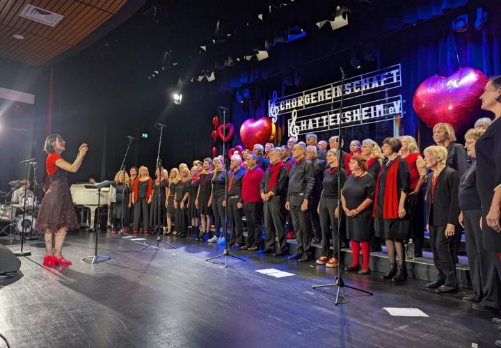 Foto: mpk
Ein großer Chor auf der großen Bühne: Die Chorgemeinschaft Hattersheim hatte am Sonntag zu ihrem Jahreskonzert in die Stadthalle eingeladen.