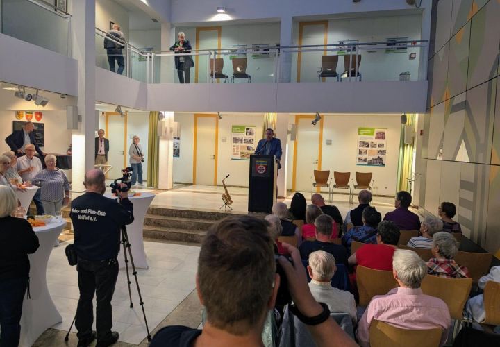 Foto: mpk
Auch die Vernissage zur Ausstellung „Ansichten aus Kriftel – einst und jetzt“ wurde natürlich von den Mitgliedern des Foto- und Film-Clubs Kriftel e.V. festgehalten.
