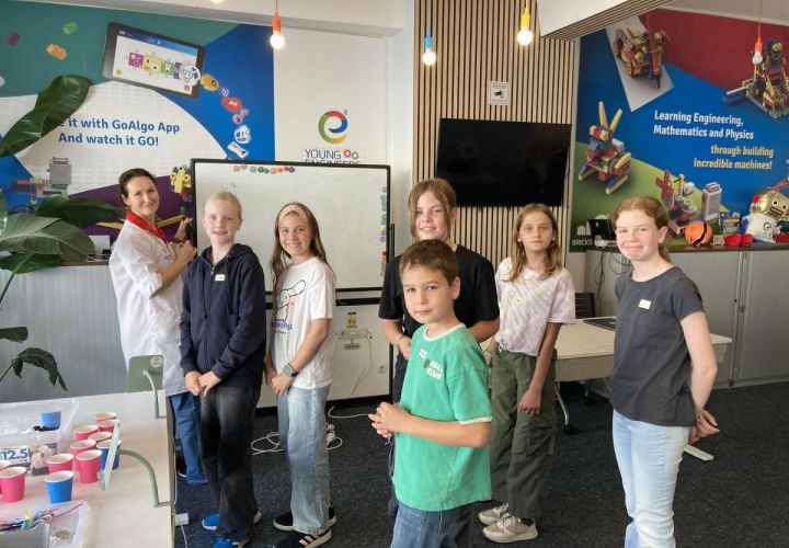Foto: hl
Yelena Litzinger (links) erklärt den Kindern, wie 3D-Druck funktioniert.